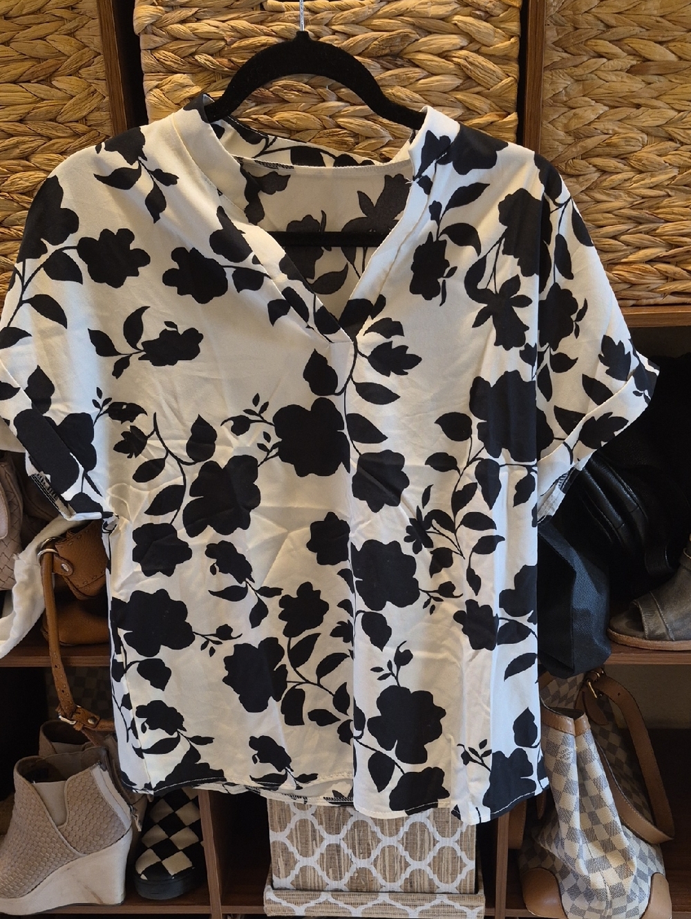 SHEIN Black & White Floral V-Neck Short Sleeve Top